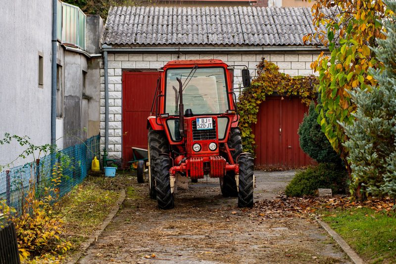 Zpevněný dvůr z hutněného recyklátu pro traktor a techniku u zemědělské usedlosti