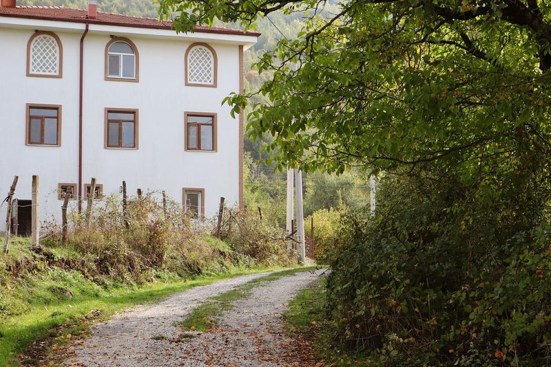 Štěrková příjezdová cesta k novostavbě – Litomyšl, Recyklát 0/63 20 cm + štěrk 16/32, 4 × 32 m