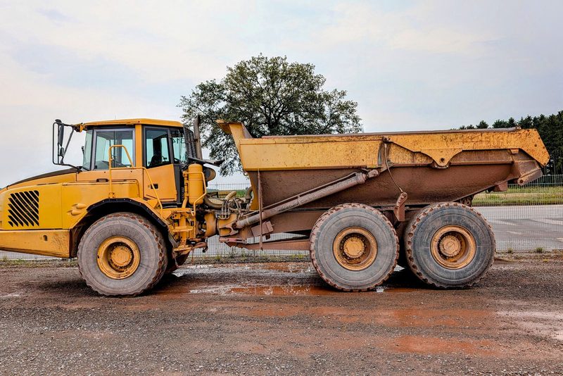 Kolový dumper s recyklátem na stavbě příjezdové cesty